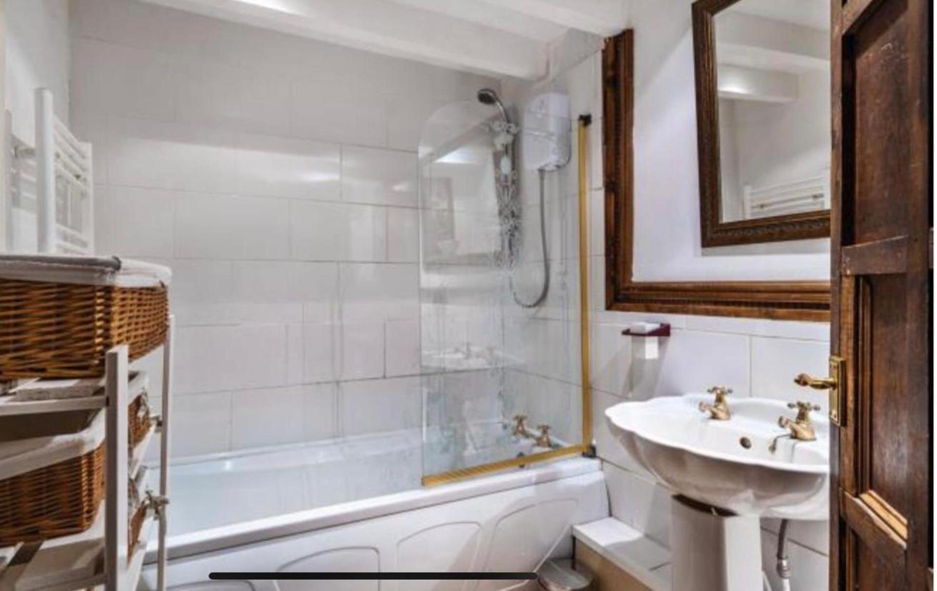 Remarkable 3 Bed Cottage In Bath Woolverton Экстерьер фото